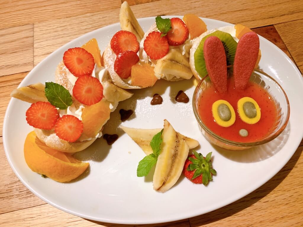 【閉店】【カフェ】カラフルなフードが魅力　吉祥寺「はらぺこあおむしカフェ」